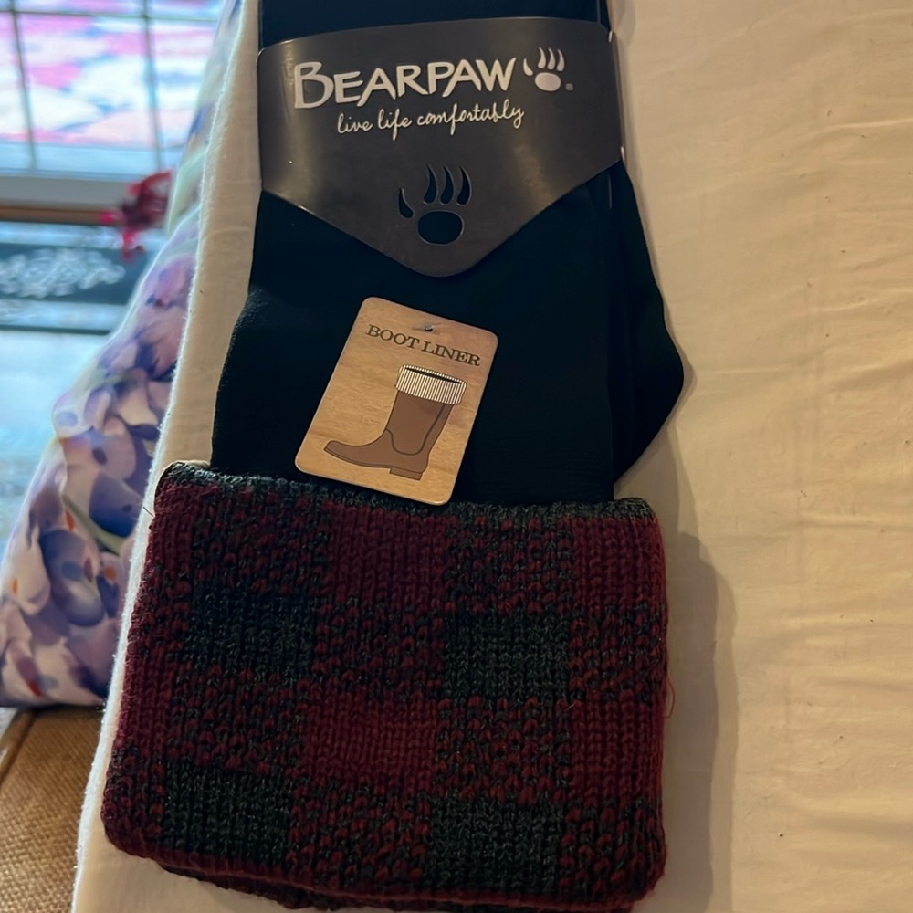 NWT BEARPAW Boot liner . Plaid grey/  Burgundy Cuff. Shoe size5-12.Sock Size9-11